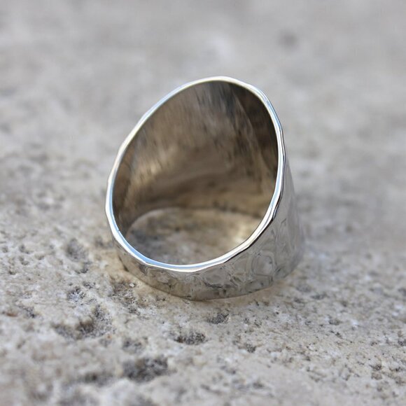 Womens Modern Wide Hammered Metal Silvertone Slim Shiny Bold Band Ring Size 7 - Picture 15 of 16